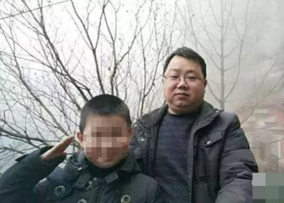 “秘捞镇官”洪升与妻子离异,独力照顾儿子。
