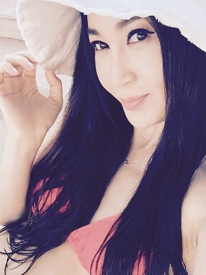 温碧霞秀出性感比基尼照。