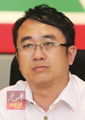 梁德明。