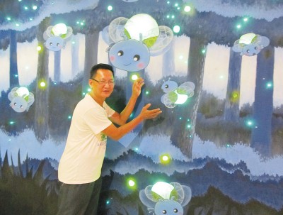 村民马发强爱上萤火虫。