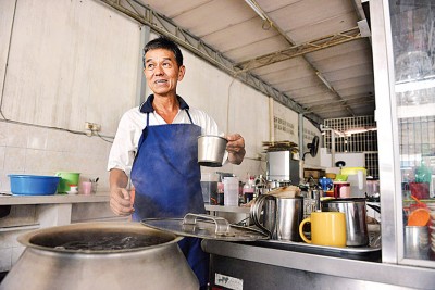 弟弟余振万于店面担任“咖啡师”。