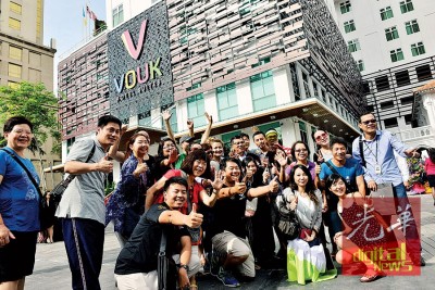 民众参观Vouk套房酒店,并与拿督张誉发拍照留念。
