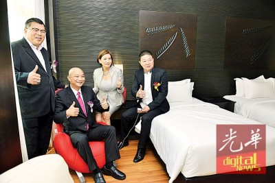 拿督张誉发向嘉宾展示酒店客房设计概念。