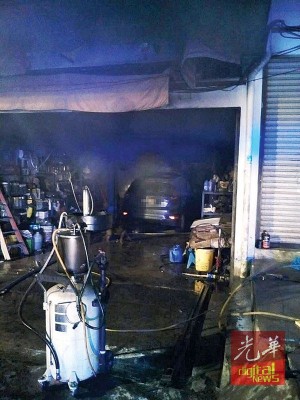 失火肇因有待消防员调查后才能鉴定。