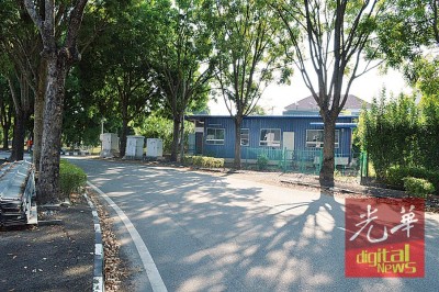 铁皮箱规格警亭因不符合安全性,目前已没有警员驻守,改为社区环保资讯中心。