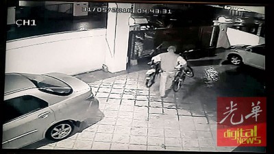 阿儿玛一带住宅区近来频频发生偷窃案,日前一窃贼在凌晨爬入住家,在1分钟内偷走两辆脚踏车。