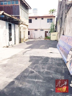 路面不平的地段,如今已铺上沥青。