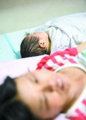 两母子仍需留院观察,但最终母子平安。