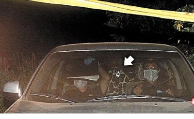 警方周六晚带女童母亲(箭头处)到弃尸公墓相验后,离开现场。