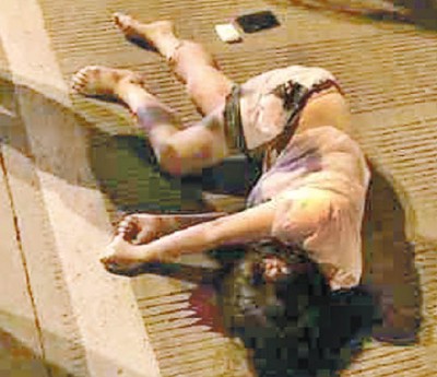 一名妇女倒地浴血。