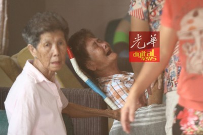 死者林庆隆的母亲哭成泪人,旁人连忙安慰。