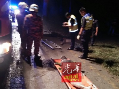 其中一名死者遗体躺在担架上。