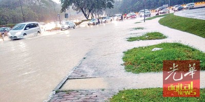 随着降雨量增加,水位也逐渐上升。