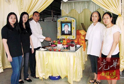 儿子赖元秦点香拜祭父亲。右起二弟媳尤素缎、妻子简琼莲,左起侄女黄韵婷及小妹赖敬芳。