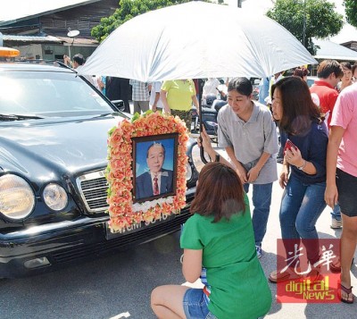 村民及校友不舍林校长离去,在灵车前照相及拜祭,对林校长说:一路好走。