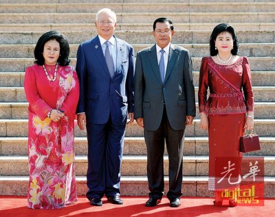 纳吉(左2)连同夫人罗丝玛以及柬埔寨首相洪森与妻子邦拉妮在首相署广场举行的迎仪式上合照留念。