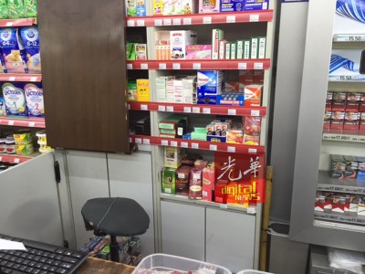 柜台处放着藤棍及椅子,以便对抗匪徒。