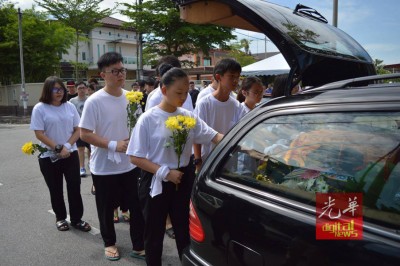 死者堂弟妹为他扶灵走完人生最后一程。