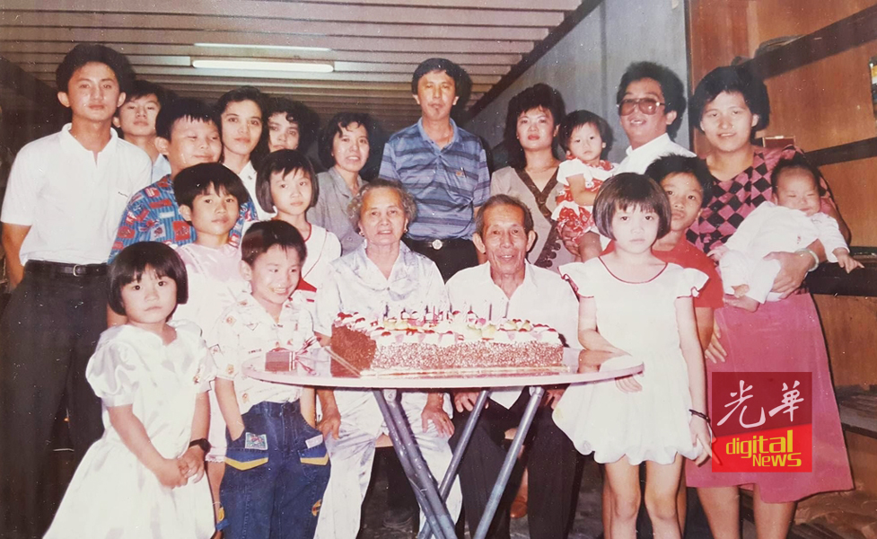 1991年,陈嘉荣家里71东高龄时 摄下的肖像,曾经成两口最终的合影。