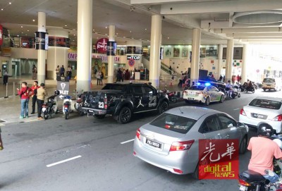 警方人员也驻守在光大底层。