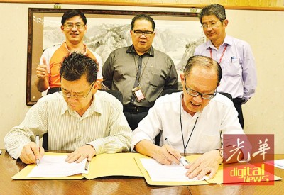 (后排左1起)余赐发、林星发及邱智坚的见证下,王来平(左)与李兴前(右)互签合作协议书。