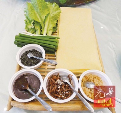 煎饼卷大葱。