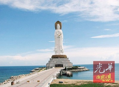 顶三亚游览,南山寺是游人必选的游览景点之一,每当南山寺烟波浩渺的南海及,魏然矗立在同样所高达108米的观世音塑像。
