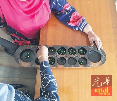 经典游戏“播棋”(Congkak),最能代表巫裔。