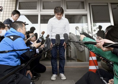 田野冈大和的父亲(中)为事件道歉。