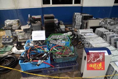 警方起获共市值170万的各类型装置。