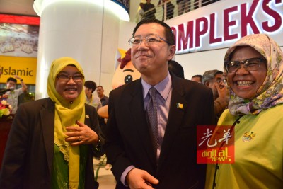 槟首长林冠英宣布,委任槟岛市政厅市长拿督峇堤雅和威省市政局主席麦慕娜,为槟威两地的垃圾分类主要执行人。