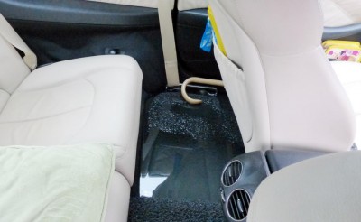 跑车女车主已把车子移到高处,但车内仍然进水。