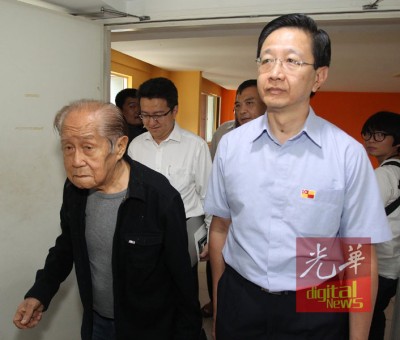尽管已经91岁高龄,行动党创党人曾敏兴(左)仍以行动展现对林冠英的支持。右为雪兰莪州高级行政议员邓章钦。