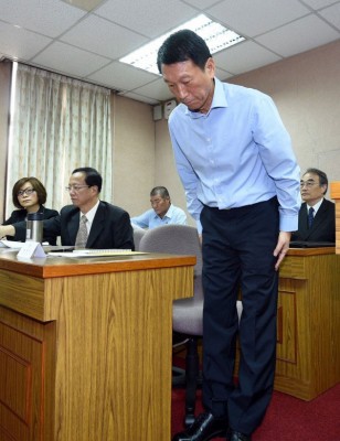 台湾副国防部长李喜明就海军误射雄三导弹致人命伤亡,向社会大众致歉。