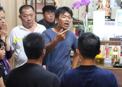 黄文忠小儿子黄明泉情绪激动。