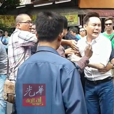 死者丈夫(右者)查出妻子遇害后来现场时,哭成泪人。