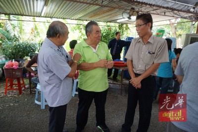 郑再文(左)及许汉宏(右)到场慰问陈永春。