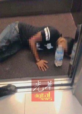 男子遭砍后卧地。
