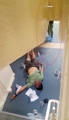 死者被发现时,手脚被拉菲绳捆绑。