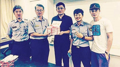 霍建华(左)至警局为哥哥(中)过生日,引起警员争相合照。