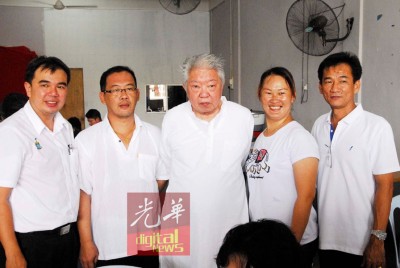 蔡澜到海村中泰海鲜,左起孙意志、谢闻新、蔡澜、詹瑞莉、周童泰。