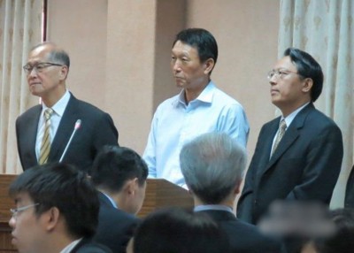潘向前(右一)证实,中国海警已在南海区域驱离其他国家的渔民。