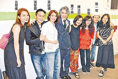 吕慧仪以及张智霖夫妻和蔡一智当前晚捧场看秀,秀后可后台集邮。