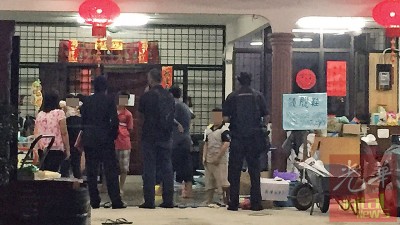 警方到收留中心带走相关的小孩。