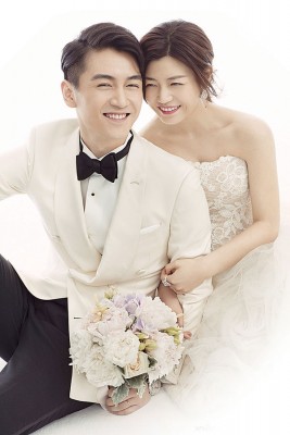 陈妍希通过VERA WANG婚纱,依偎陈告诉幸福满溢。