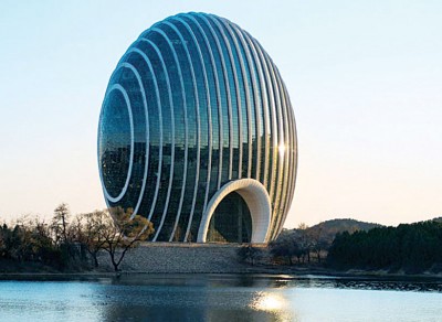 雁栖湖畔的日出东方凯宾斯基酒店蛋形建筑特别。