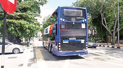 从槟城快捷通双层巴士外观可见的无障碍贴纸,显示了该巴士的上下车设计也依足无障碍设施设计。(圈处)