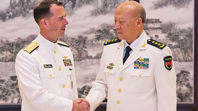 中央军委委员、海军司令员吴胜利周一在北京会见美国海军作战部长约翰理查德森。