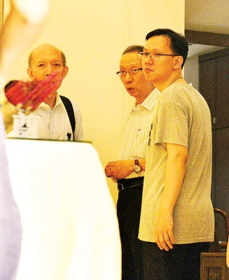 许子根及儿子许淯程一脸哀伤。