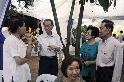 许子根(左2)与丁福南(左1)及洪书福(右1)一同谈起往事。